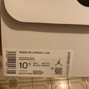 Women’s 10.5 men’s 8.5 Jordan low
